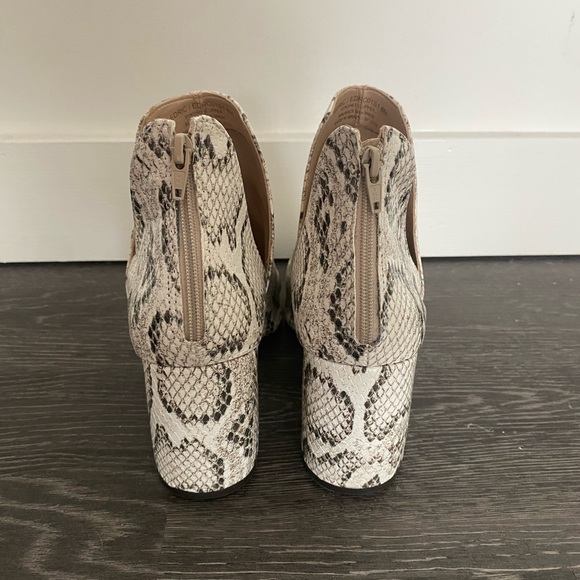 Steve Madden Booties - Snakeskin pattern - size 8 - Picture 2 of 3